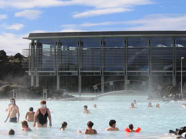 游客在享受在冰岛著名蓝色礁湖地热温泉 — 图库照片#