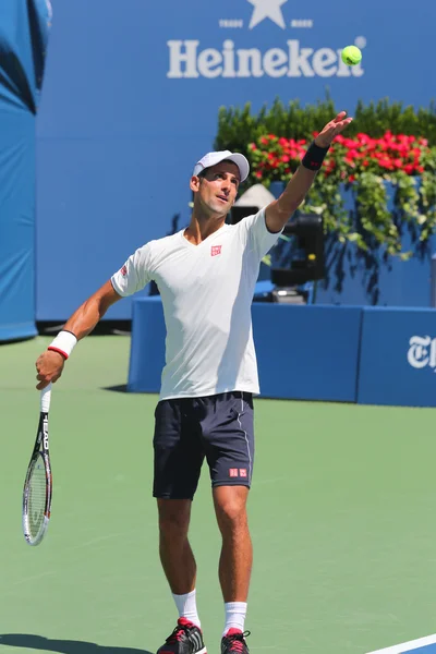 Seis veces campeón del Grand Slam Novak Djokovic practica para el US Open 2014 — Foto de Stock