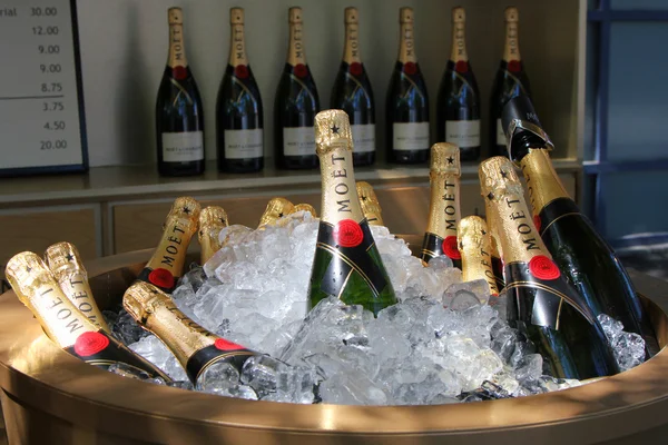 Moet och chandon champagne presenteras på national tenniscenter under oss öppna 2014 — Stockfoto