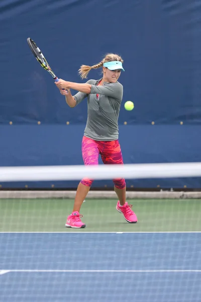 El tenista profesional Eugenie Bouchard practica para el US Open 2014 —  Fotos de Stock