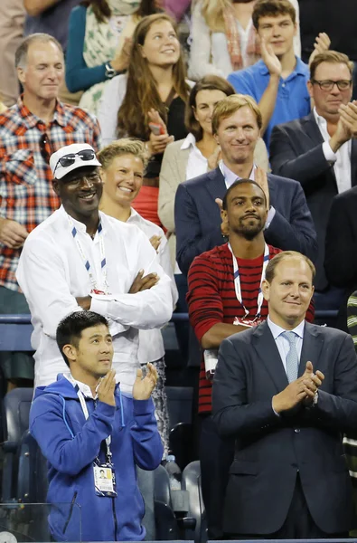 Michael Jordan deltar först runda match mellan Roger Federer i Schweiz och Marinko Matosevic i Australien på oss öppna 2014 — Stockfoto