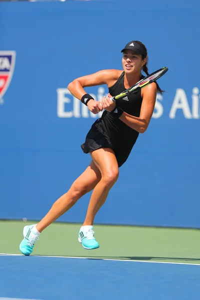 Grand Slam mästare Ana Ivanovich under första omgången match på oss öppna 2014 mot Alison Riske — Stockfoto