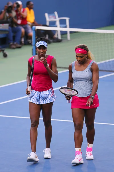 Grand Slam mästare Serena Williams och Venus Williams under kvartsfinalen dubbel match på oss öppna 2014 — Stockfoto