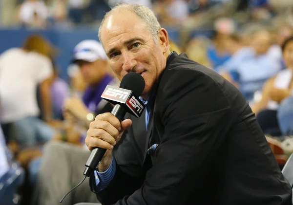 Brad Gilbert, analista da ESPN, comenta luta entre Serena Williams e Taylor Townsend no US Open 2014 no Billie Jean King National Tennis Center — Fotografia de Stock