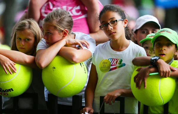 Jonge tennisfans wachten voor handtekeningen op Billie Jean King National Tennis Center — Stockfoto