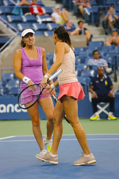 Fem gånger Grand Slam mästare Martina Hingis och Flavia Pennetta under sista dubbel match på oss öppna 2014 — Stockfoto