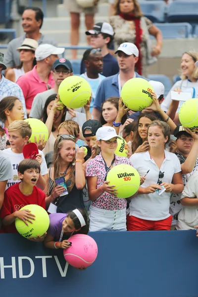 Billie Jean King Ulusal Tenis Merkezi imza için bekleyen genç tenis hayranları — Stok fotoğraf