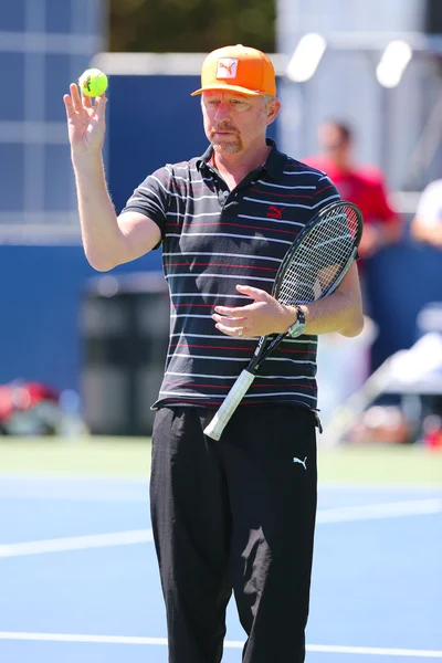Zes keer Grand Slam champion Boris Becker coaching Novak Djokovic voor ons Open 2014 — Stockfoto