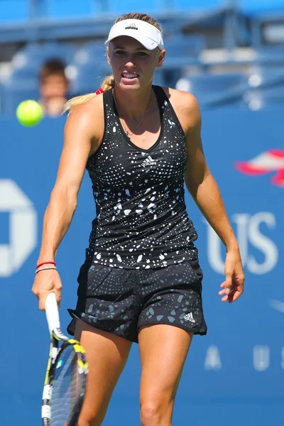 La tenista profesional Caroline Wozniacki practica para el Abierto de EEUU 2014 en el Billie Jean King National Tennis Center —  Fotos de Stock