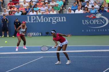 Grand Slam şampiyonu Serena Williams ve Venus Williams çiftler sırasında bize açık 2014 maç