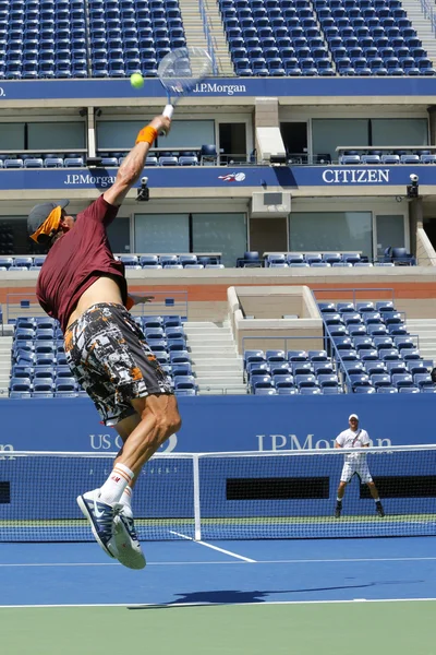 Twee keer grand slam champion lleyton hewitt en professionele tennis speler tomas berdych praktijk voor ons open 2014 — Stockfoto