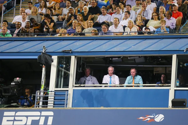 Gli analisti ESPN John McEnroe e Patrick McEnroe commentano la partita al US Open 2014 — Foto Stock