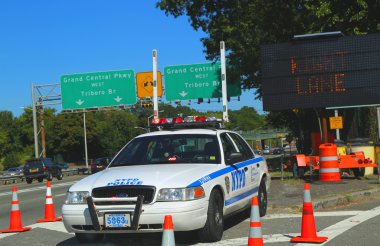 New York polisi Otoban devriye arabası Queens'de Grand Central Parkway