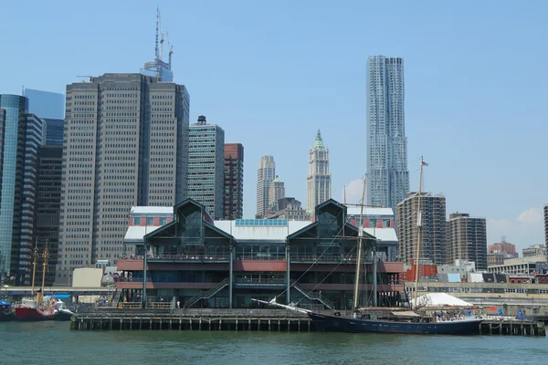 Pier 17 v south street seaport v dolním Manhattanu — Stock fotografie