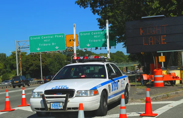 クイーンズ グランド中央パークウェイのニューヨーク市警高速道路パトロール車 — ストック写真