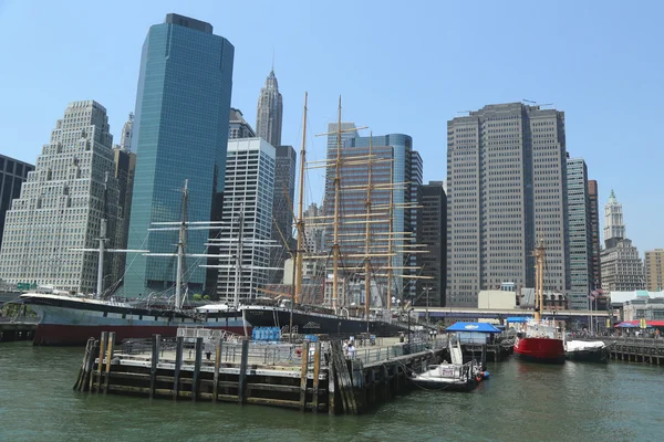 Żaglowce w south street seaport Muzeum w pier 17 w lower manhattan — Zdjęcie stockowe