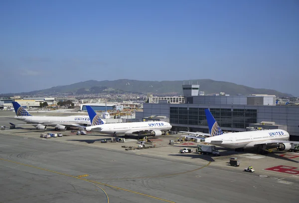 United Airlines samoloty na Terminal 3 w San Francisco International Airport — Zdjęcie stockowe