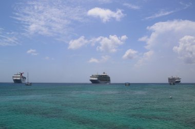 Üç Cruise Ships çapa, bağlantı noktası, George Town, Grand Cayman