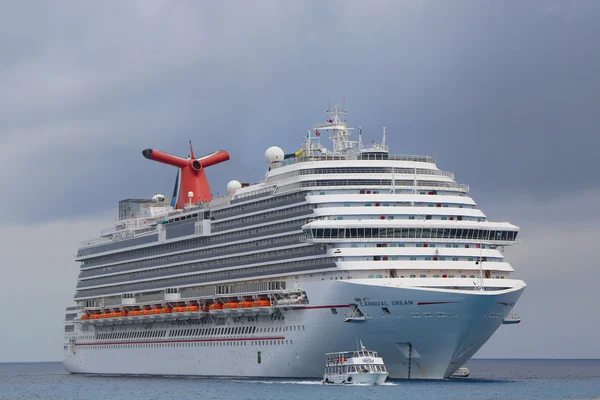 Carnaval Dream Cruise Ship ancora no Porto de George Town, Grande Caimão — Fotografia de Stock