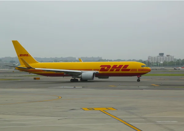 DHL powietrza Boeingi 767 opodatkowania w John F Kennedy International Airport w Nowym Jorku — Zdjęcie stockowe