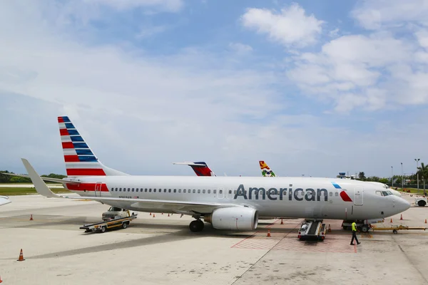 American Airlines Boeing 737 all'aeroporto internazionale Owen Roberts di Grand Cayman — Foto Stock
