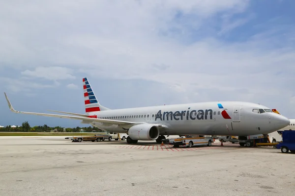 American Airlines Boeing 737 en el Aeropuerto Internacional Owen Roberts en Grand Cayman — Foto de Stock