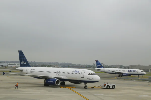 Samolotów JetBlue Airbus opodatkowania w John F Kennedy International Airport w Nowym Jorku — Zdjęcie stockowe