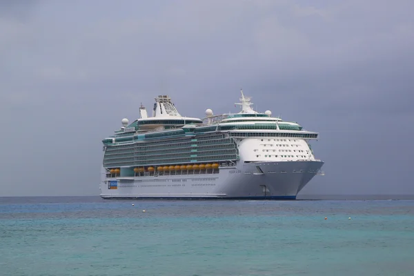 Royal Caribbean Freedom of the Seas výletní loď kotvy v přístavu z George Town, Grand Cayman — Stock fotografie