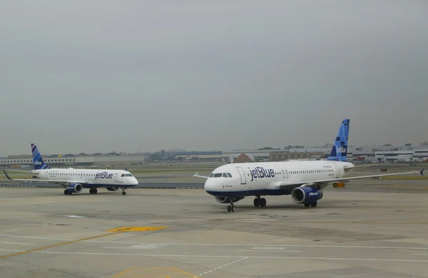 Samolotów JetBlue Airbus opodatkowania w John F Kennedy International Airport w Nowym Jorku — Zdjęcie stockowe