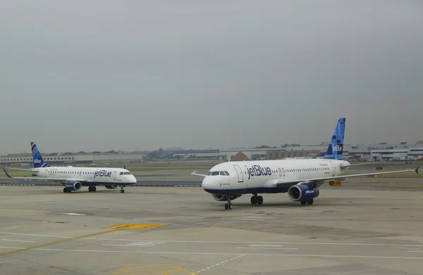 JetBlue Airbus flygplan beskattning på John F Kennedy International Airport i New York — Stockfoto