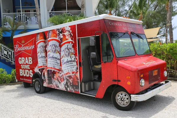 Budweiser distributeur vrachtwagen bij Grand Cayman — Stockfoto