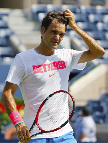 Diecisiete veces campeón del Grand Slam Roger Federer practica para el US Open 2014 — Foto de Stock