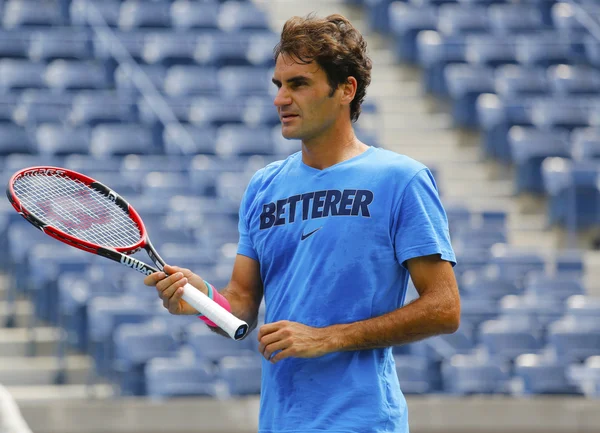 Zeventien keer Grand Slam champion Roger Federer praktijken voor ons Open 2014 — Stockfoto