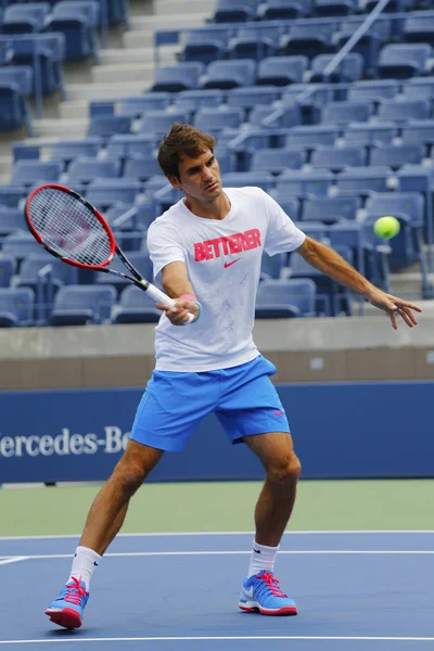 Zeventien keer Grand Slam champion Roger Federer praktijken voor ons Open 2014 — Stockfoto