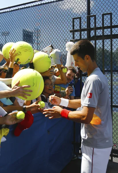 Seis vezes campeão do Grand Slam Novak Djokovic assinando autógrafos após treino para o US Open 2014 — Fotografia de Stock