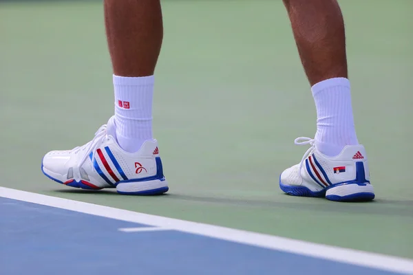 Seis veces campeón del Grand Slam Novak Djokovic usa zapatos de tenis Adidas personalizados durante el partido en el US Open 2014 —  Fotos de Stock