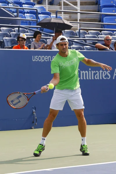 Profesyonel tenis oyuncusu David Ferrer bize açık 2014 için uygulamalar — Stok fotoğraf