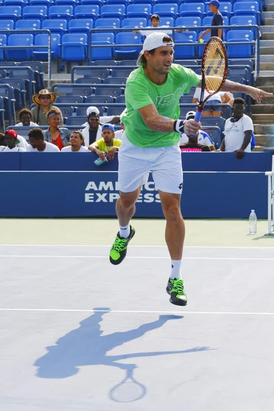 Jogador de tênis profissional David Ferrer pratica para US Open 2014 — Fotografia de Stock