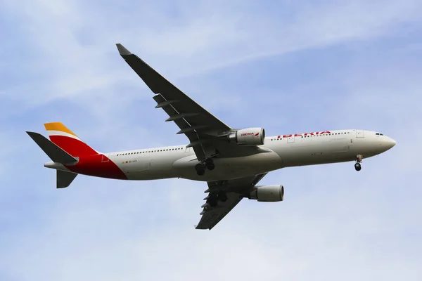 A330 airbus αεροπορικής εταιρείας Iberia στον ουρανό της Νέας Υόρκης, πριν από την προσγείωση στο αεροδρόμιο jfk — Φωτογραφία Αρχείου