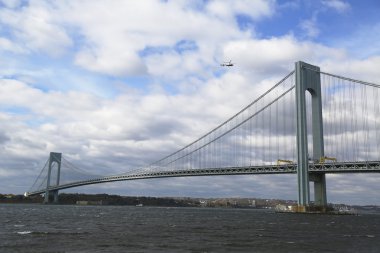 New York maratonunu başlangıç sırasında Verrazano köprüsü üzerinde helikopter