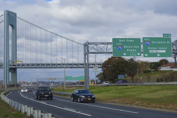 Belt Parkway cerca del Puente Verrazano en Brooklyn — Foto de Stock