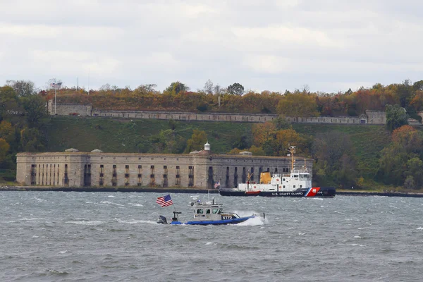 Barco NYPD y buque de la Guardia Costera de Estados Unidos proporcionando seguridad durante la maratón de la ciudad de Nueva York 2014 —  Fotos de Stock