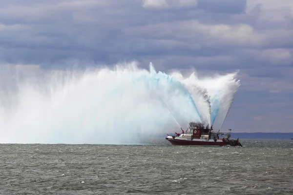 FDNY Fireboat запускает воду в воздух в честь старта Нью-Йоркского марафона 2014 года — стоковое фото