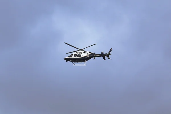 NYPD Bell 429 helicóptero en el cielo proporcionando seguridad durante el inicio de la maratón de la ciudad de Nueva York — Foto de Stock