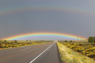 Yolun üzerinde çift gökkuşağı