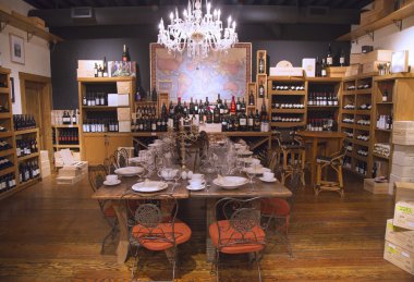 Yountville 'deki V pazarında şarap çeşitliliği.