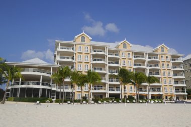 grand cayman yedi mil plajda bulunan lüks kat mülkiyeti