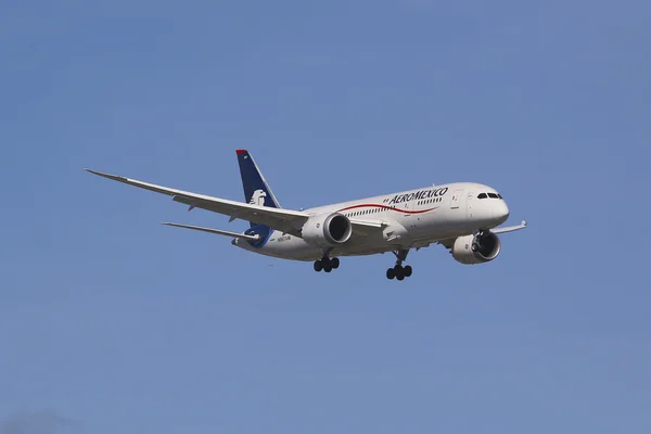 Aeromexico Boeing 787 Dreamliner no céu de Nova York antes de pousar no aeroporto JFK — Fotografia de Stock