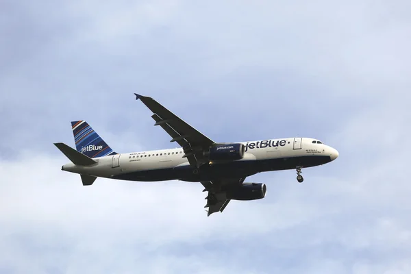 JetBlue Airbusa a320 w niebo Nowy Jork przed lądowaniem na lotnisku jfk — Zdjęcie stockowe