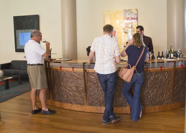 Wine enthusiasts tasting wine at the  Artesa Winery in Napa Valley — Stock Photo, Image